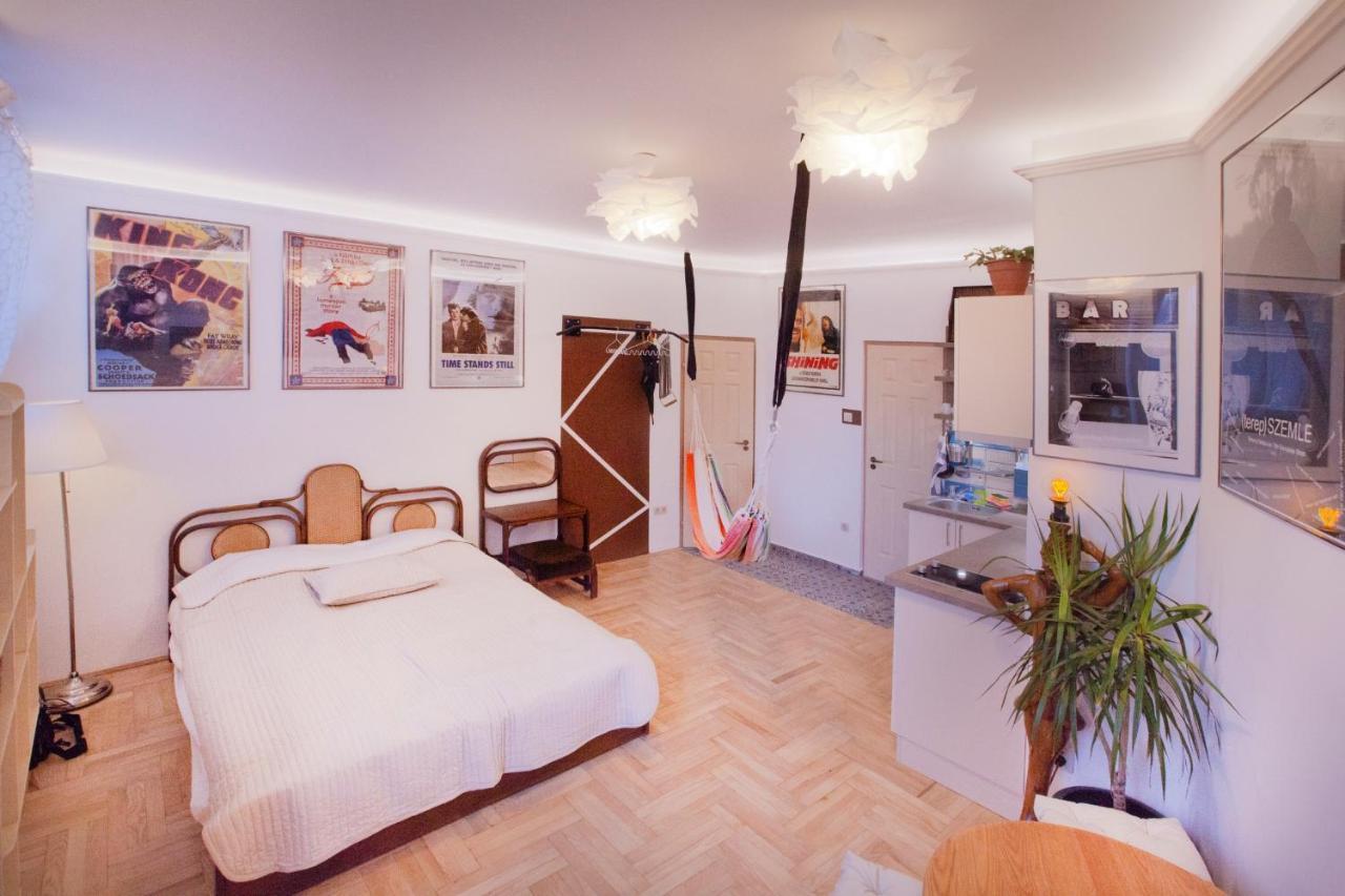Film Poster Or Coffee Basement Apartman With Terrace Budapest Exterior photo