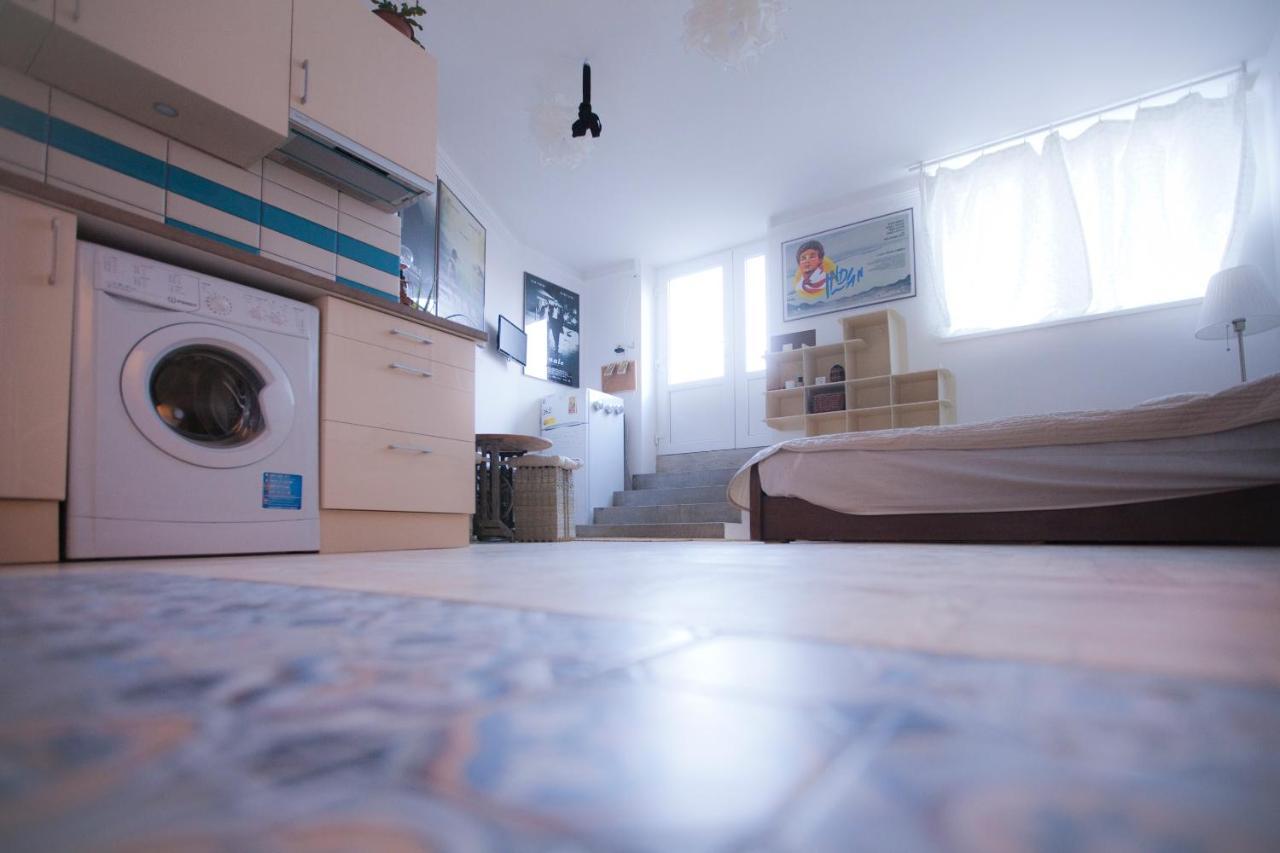 Film Poster Or Coffee Basement Apartman With Terrace Budapest Exterior photo