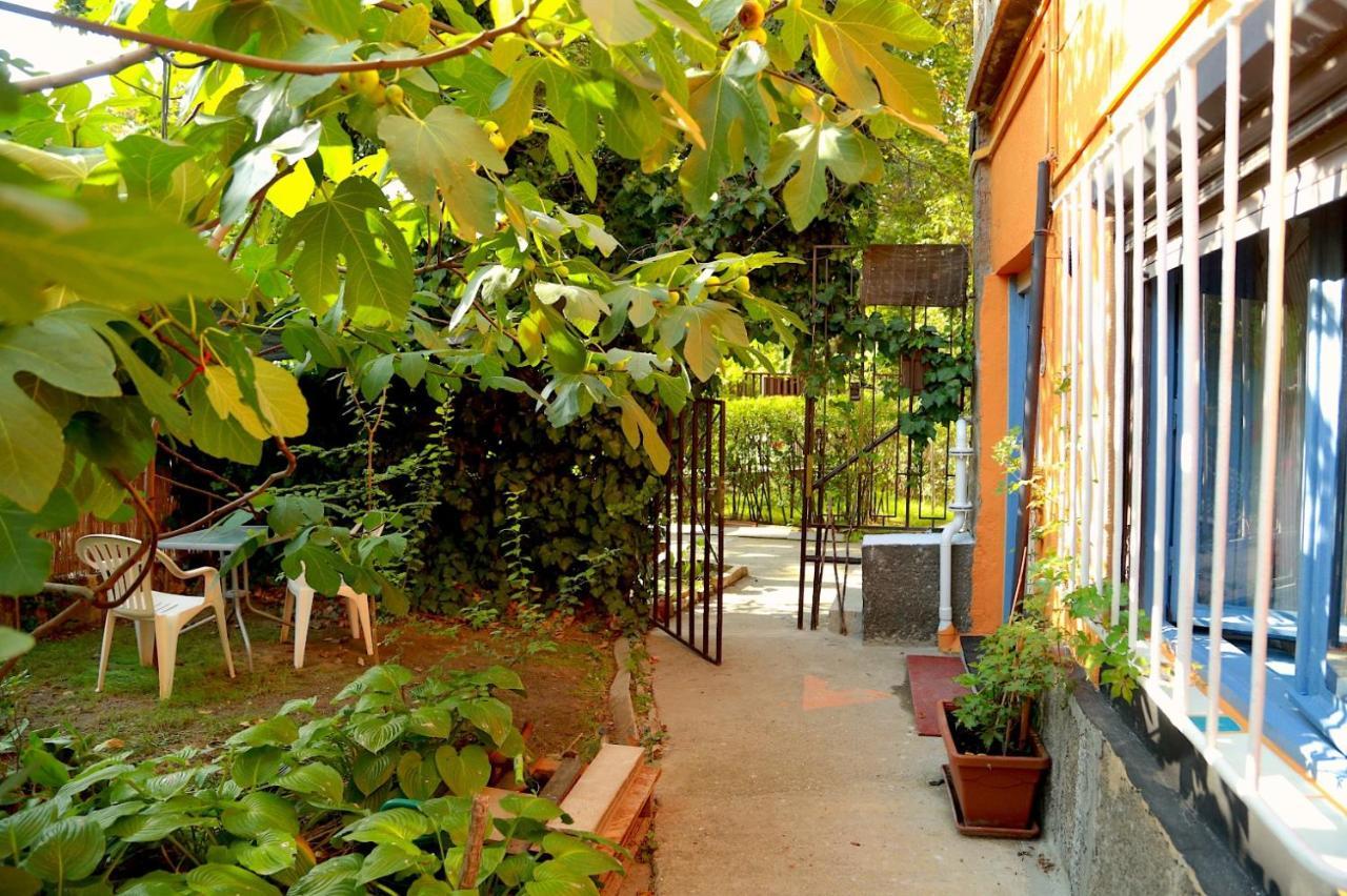 Film Poster Or Coffee Basement Apartman With Terrace Budapest Exterior photo