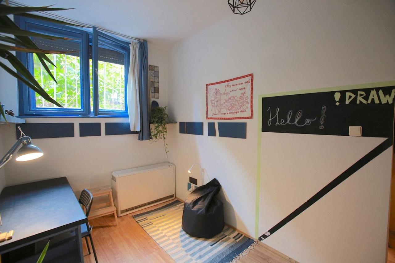 Film Poster Or Coffee Basement Apartman With Terrace Budapest Exterior photo