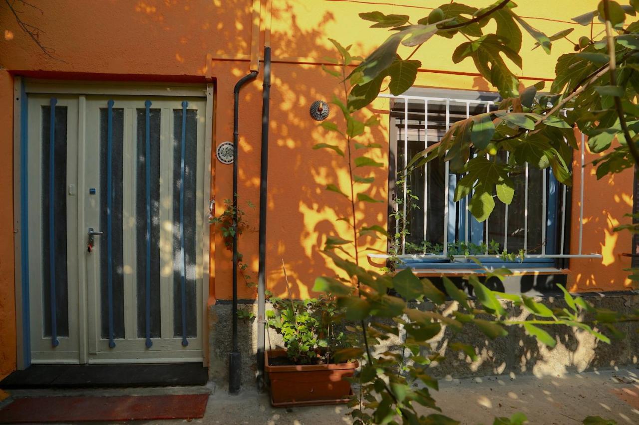 Film Poster Or Coffee Basement Apartman With Terrace Budapest Exterior photo