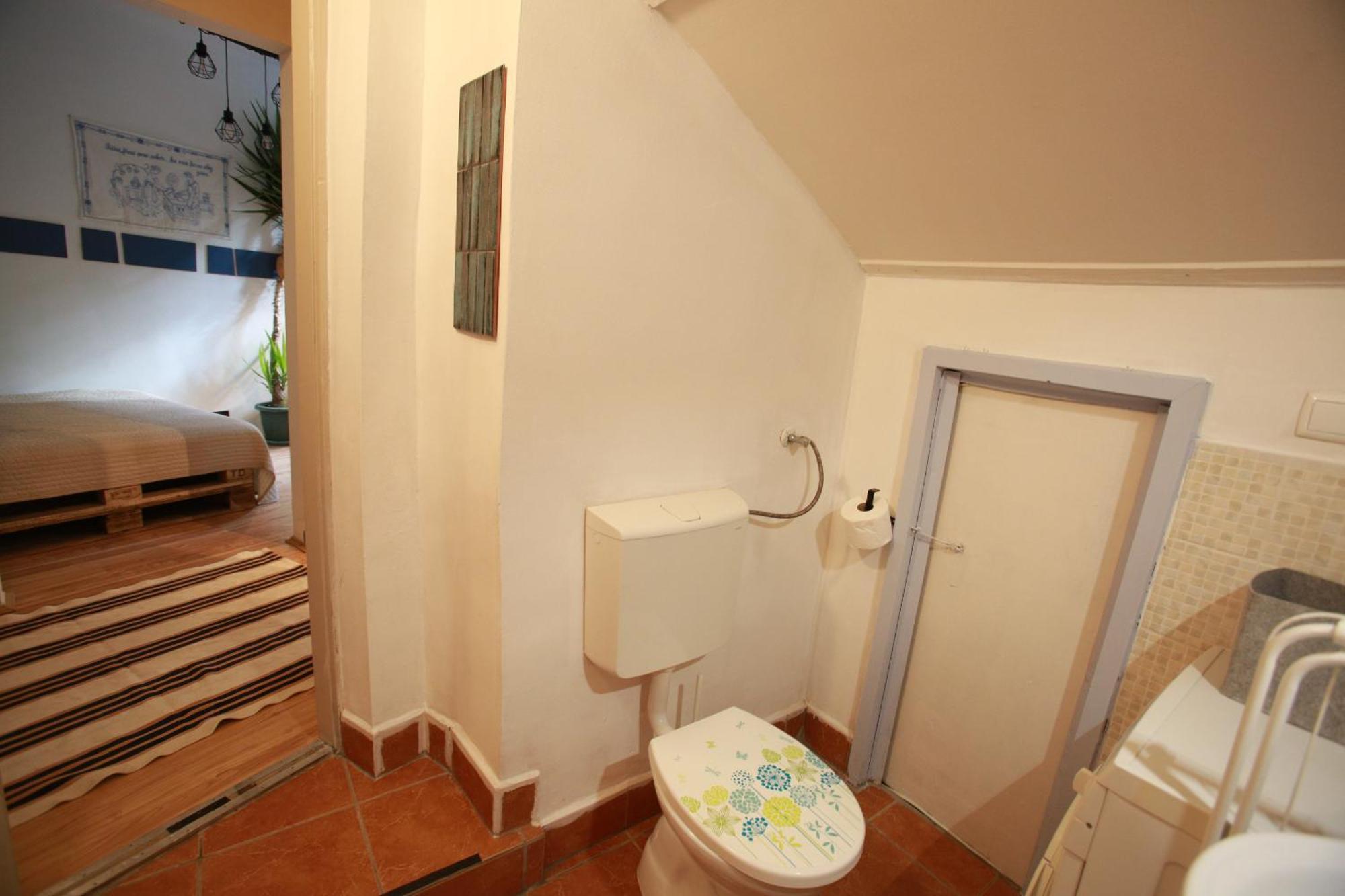 Film Poster Or Coffee Basement Apartman With Terrace Budapest Exterior photo