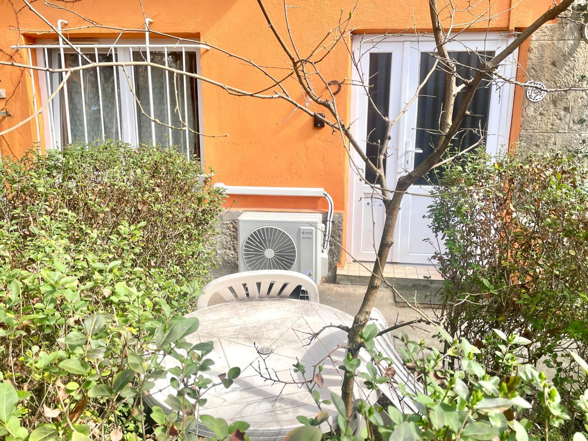 Film Poster Or Coffee Basement Apartman With Terrace Budapest Exterior photo