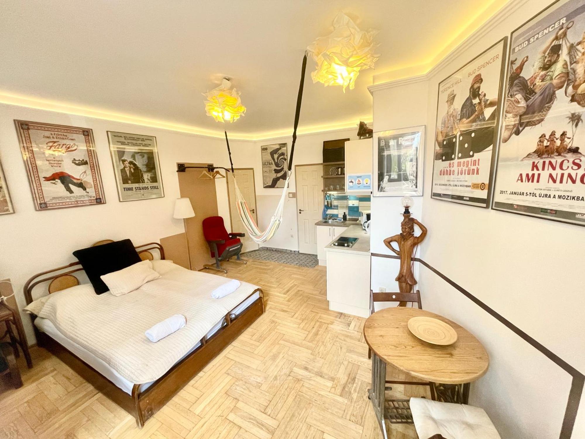 Film Poster Or Coffee Basement Apartman With Terrace Budapest Exterior photo